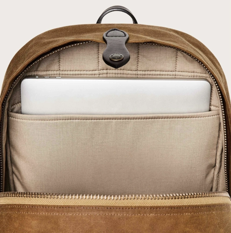 Inside the Filson Journeyman : white creamy zipper