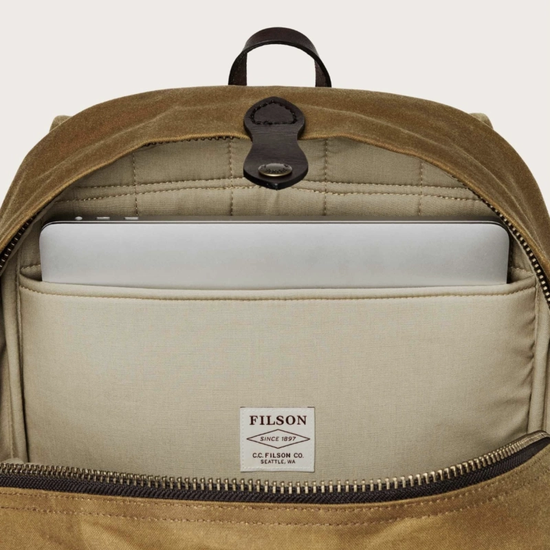 Inside the Filson Journeyman : black zipper